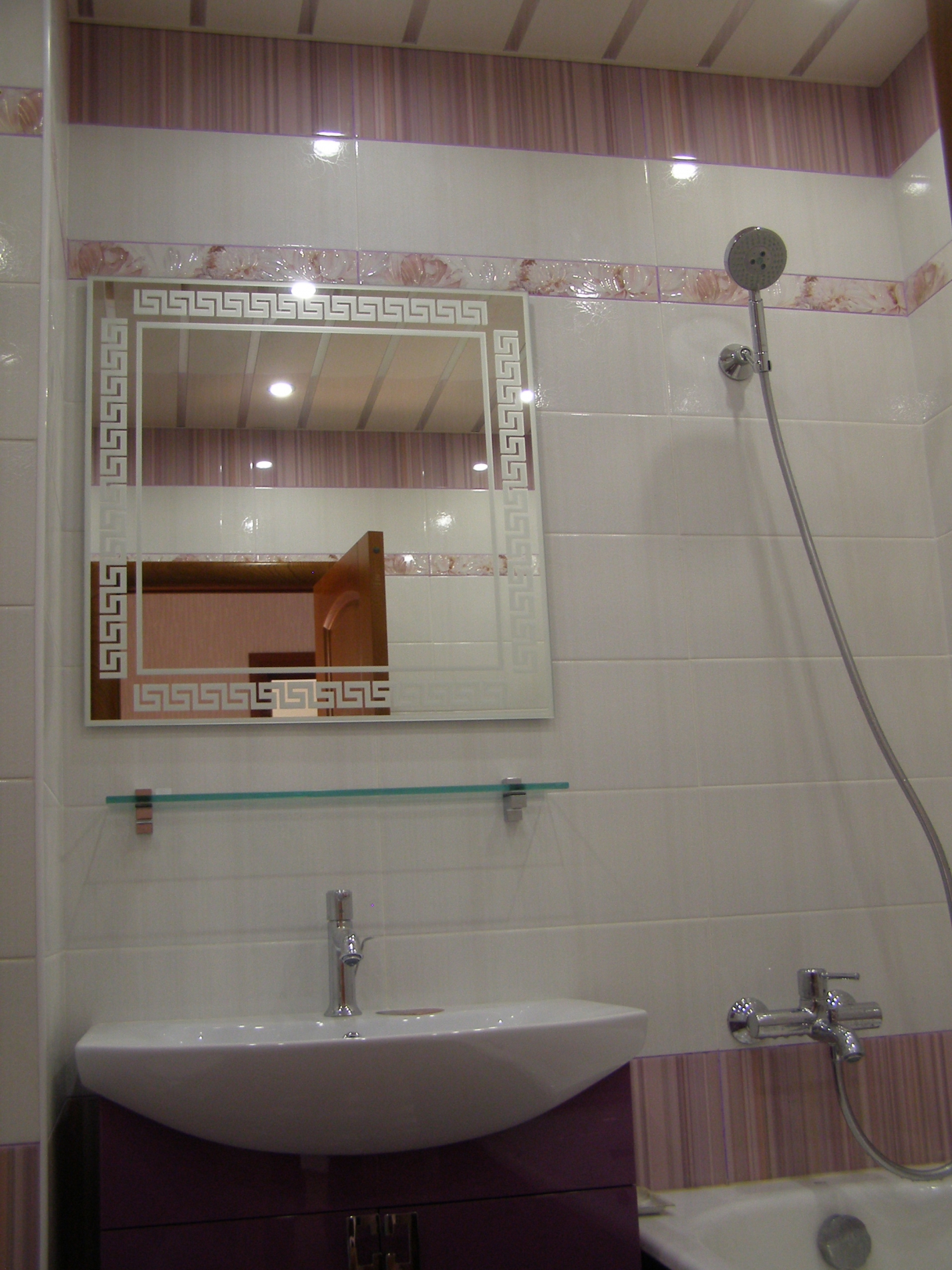 Монтаж зеркала в ванной