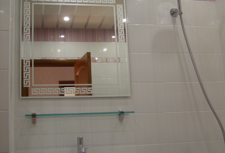 Монтаж зеркала в ванной